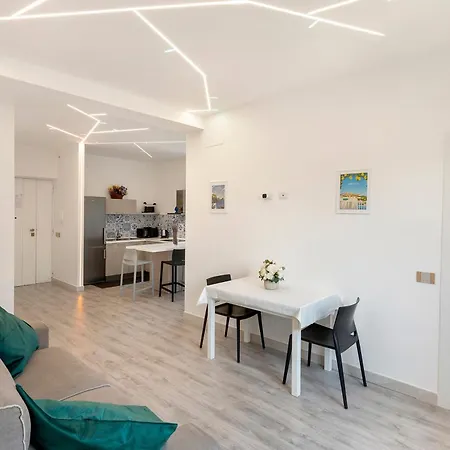 Center Luxury 3 דירה