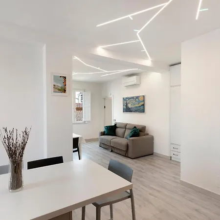 Center Luxury 3 *